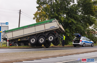 Ciężarówka wylądowała w rowie. Dojazd do ronda blokuje naczepa FOTO