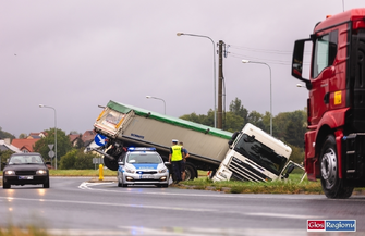 Ciężarówka wylądowała w rowie. Dojazd do ronda blokuje naczepa FOTO