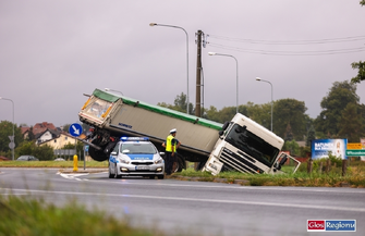 Ciężarówka wylądowała w rowie. Dojazd do ronda blokuje naczepa FOTO