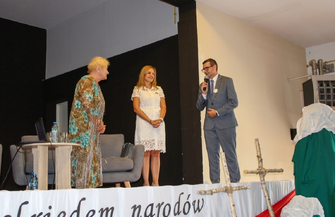 Teresa Lipowska w Szlichtyngowej. Najpierw Narodowe Czytanie potem spotkanie autorskie FOTO