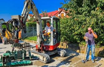 Na ul. Wieniawskiego trwa układanie kostki brukowej