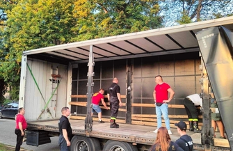 Pakują ładują pomagają. I LO Wschowa w akcji dla powodzian FOTO