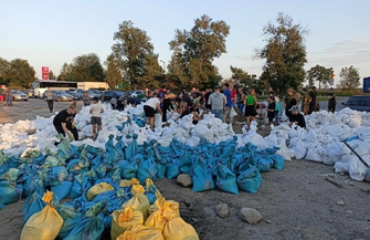 Akcja umacniania wałów w Szlichtyngowej trwa. Wspólnie damy radę