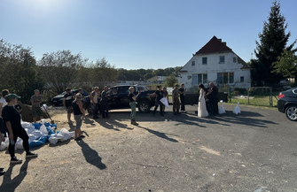 Nowożeńcy z Wilkowa chwycili za łopaty. Miłość w cieniu wielkiej wody