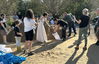 Nowożeńcy z Wilkowa chwycili za łopaty. Miłość w cieniu wielkiej wody