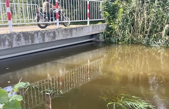 W Czerlejewie woda podchodzi pod domy i zagraża drodze gminnej.