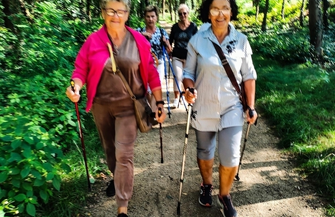 5 kilometrów w każdy poniedziałek. Wschowscy seniorzy regularnie spacerująz kijkami
