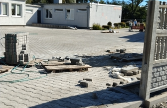 Nowy plac parkingowy przy szkole w Starych Drzewcach. Prace dobiegają końca