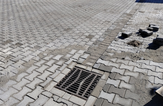 Nowy plac parkingowy przy szkole w Starych Drzewcach. Prace dobiegają końca