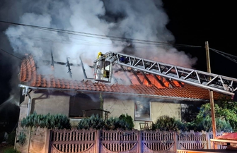 Ogień zniszczył dom w Kuźnicy Głogowskiej. Rodzina zdążyła uciec