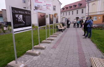 Wystawa fotografii Adama Śliwińskiego odsłonięta. Człowiek i woda