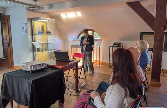 Wykład o zbiorach biblioteki MZW. Anna Napierała przybliżyła unikatową kolekcję VIDEO