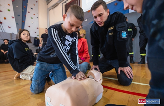 Rekord resuscytacji z WOŚP. Uczniowie SP2 ćwiczyli pierwszą pomoc VIDEO