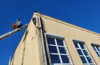 Na szkole układają nowe pokrycie dachowe