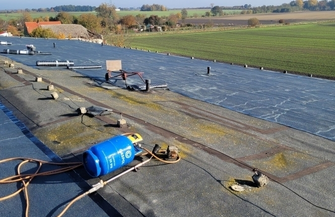 Na szkole układają nowe pokrycie dachowe