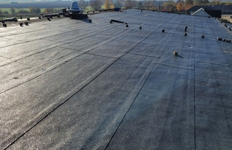 Na szkole układają nowe pokrycie dachowe