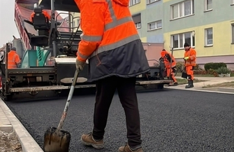 Na ul. Jagiellońskiej wylewają jużasfalt. W końcu zaczyna cieszyćoko