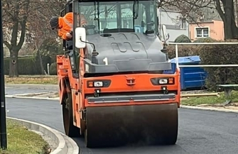 Na ul. Jagiellońskiej wylewają jużasfalt. W końcu zaczyna cieszyćoko