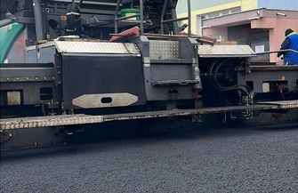 Na ul. Jagiellońskiej wylewają jużasfalt. W końcu zaczyna cieszyćoko