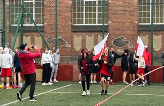 Śpiewali recytowali i tańczyli bez względu na wiek. Historia Niepodległej łączy pokolenia