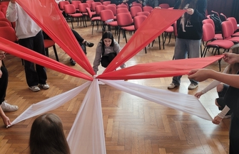 Śpiewali recytowali i tańczyli bez względu na wiek. Historia Niepodległej łączy pokolenia