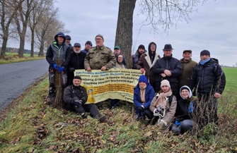 Nasadzali drzewa rozdawali sadzonki. Pszczelarze w akcji wspartej przez Powiat Wschowski