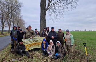 Nasadzali drzewa rozdawali sadzonki. Pszczelarze w akcji wspartej przez Powiat Wschowski