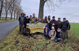 Nasadzali drzewa rozdawali sadzonki. Pszczelarze w akcji wspartej przez Powiat Wschowski