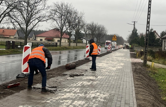 Jak idzie budowa ścieżki rowerowej w Nowej Wsi Pierwszy odcinek już gotowy