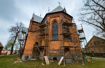 Ruszyły prace przy kościele w Lginiu. Wieża i fasada przejdą konserwację