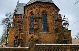 Ruszyły prace przy kościele w Lginiu. Wieża i fasada przejdą konserwację