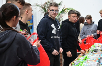 Pomocnicy św. Mikołaja pracowali w pocie czoła. Mikołajkowy orszak odwiedzi dzieci z gm. Sława