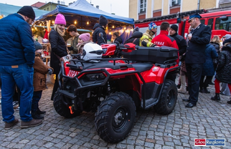 Święty Mikołaj z wizytąwe Wschowie. Jarmark prezenty i choinka ZDJĘCIA