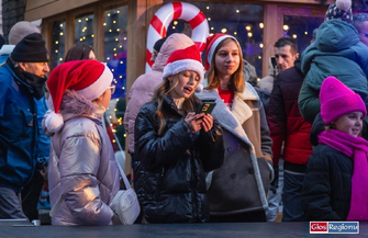 Święty Mikołaj z wizytąwe Wschowie. Jarmark prezenty i choinka ZDJĘCIA