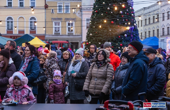 Święty Mikołaj z wizytąwe Wschowie. Jarmark prezenty i choinka ZDJĘCIA
