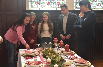 Dekorowali stoły i przygotowywali pierogi. Świąteczne zmagania w I Zespole Szkół