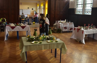 Dekorowali stoły i przygotowywali pierogi. Świąteczne zmagania w I Zespole Szkół