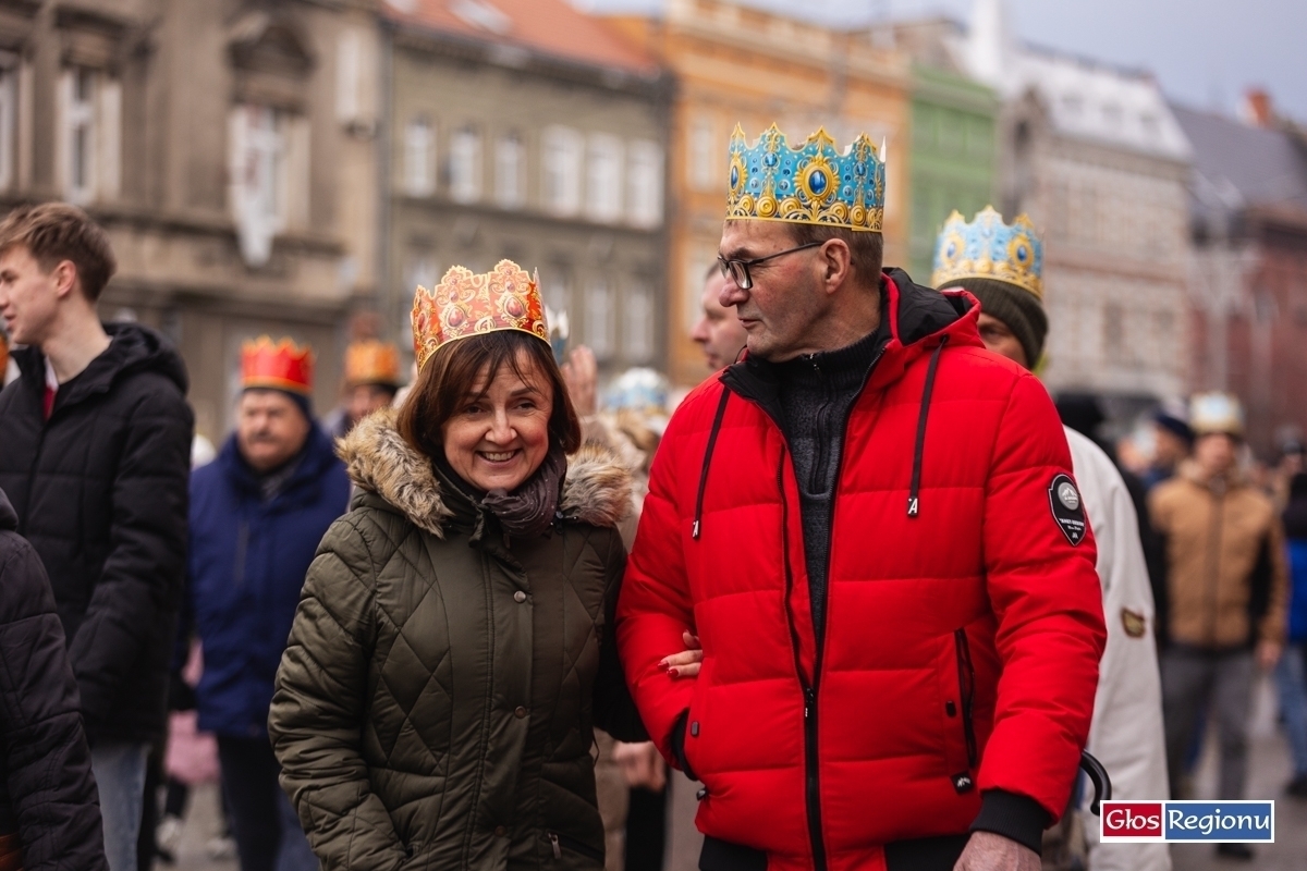 Trzej Królowie na ulicach Wschowy. Święta Rodzina w karocy setki mieszkańców w koronach ZDJĘCIA