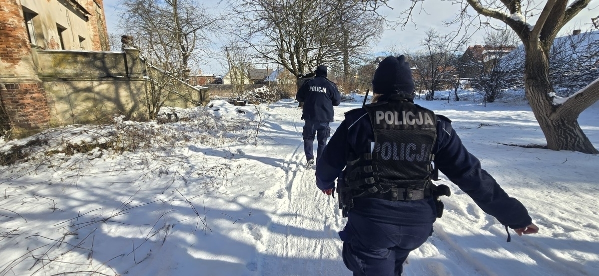 Wschowscy mundurowi sprawdzają pustostany. W grę wchodzi ludzkie życie