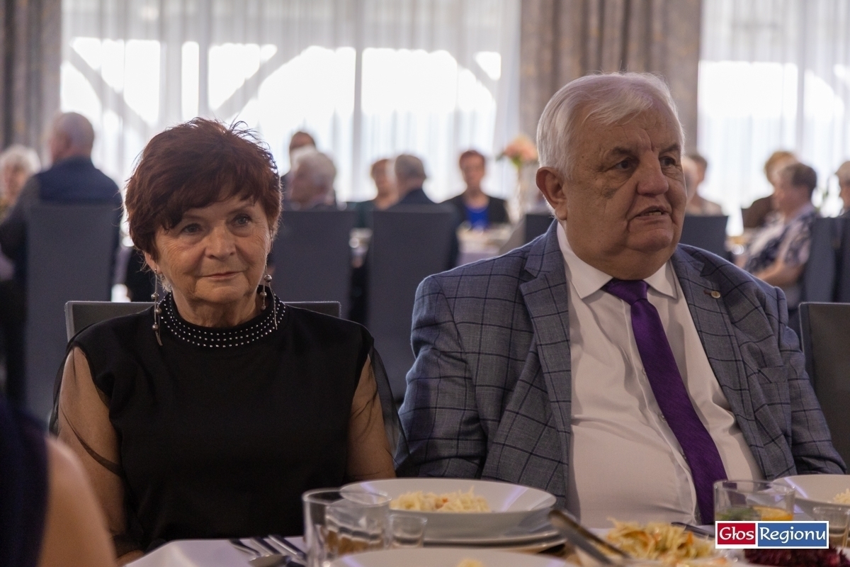 Seniorzy ze Wschowy i Zielonej Góry świętowali zbliżający się Dzień Kobiet. Była muzyka życzenia i kwiaty