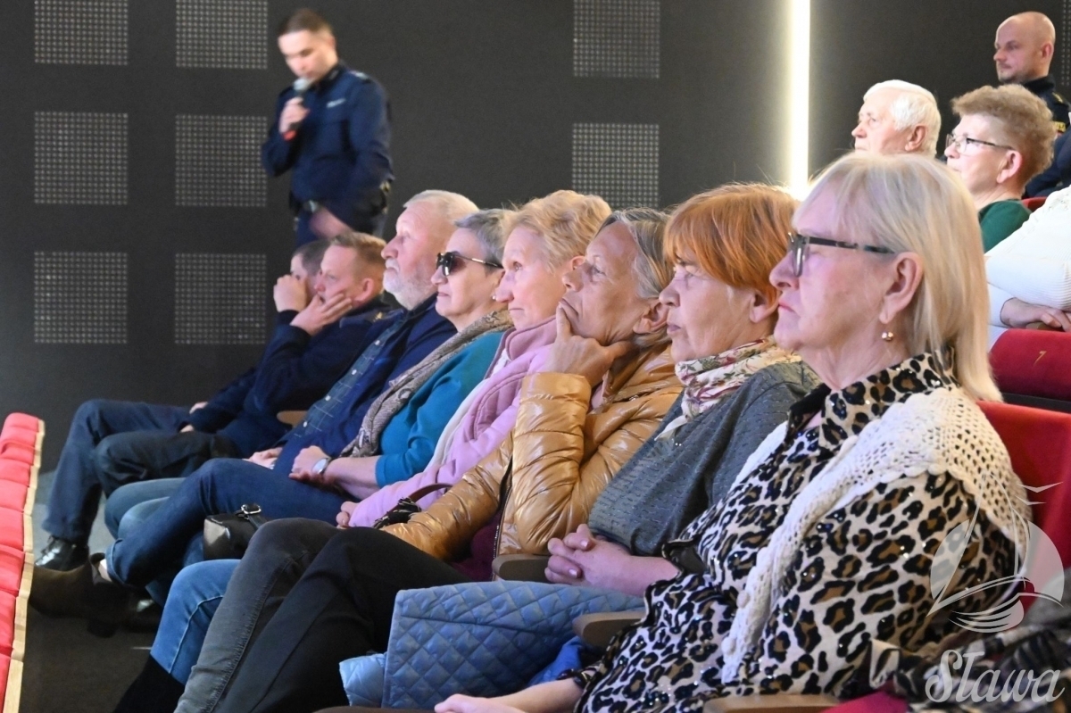 Policjanci edukowali seniorów w Kinie Żeglarz