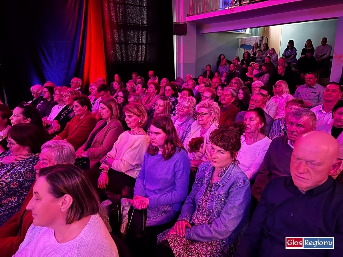 Orkiestra Maestoso zagrała z okazji 20-lecia. Były podziękowania muzyka i owacje na stojąco WIDEO