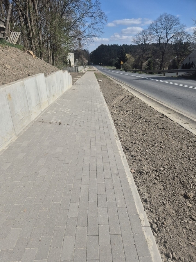 Nowy chodnik w Dryżynie. Inwestycja przy DW 324 zakończona