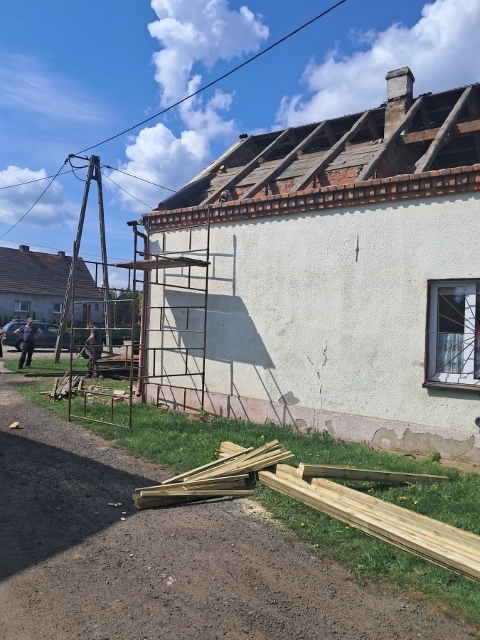 Nowy dach i elewacja dla świetlicy. Ruszył remont w Starych Drzewcach