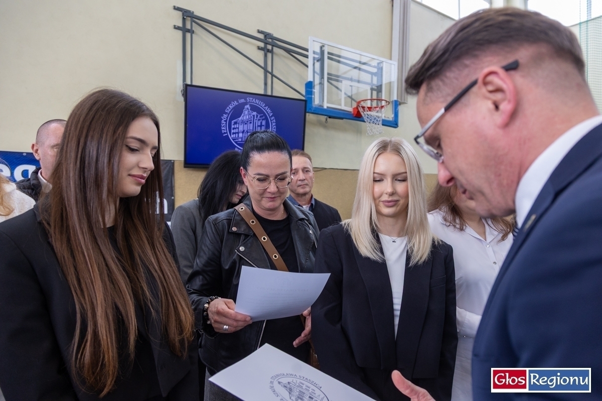 Pożegnanie klas maturalnych w I ZS we Wschowie. Przed wami początek nowego etapu ZDJĘCIA