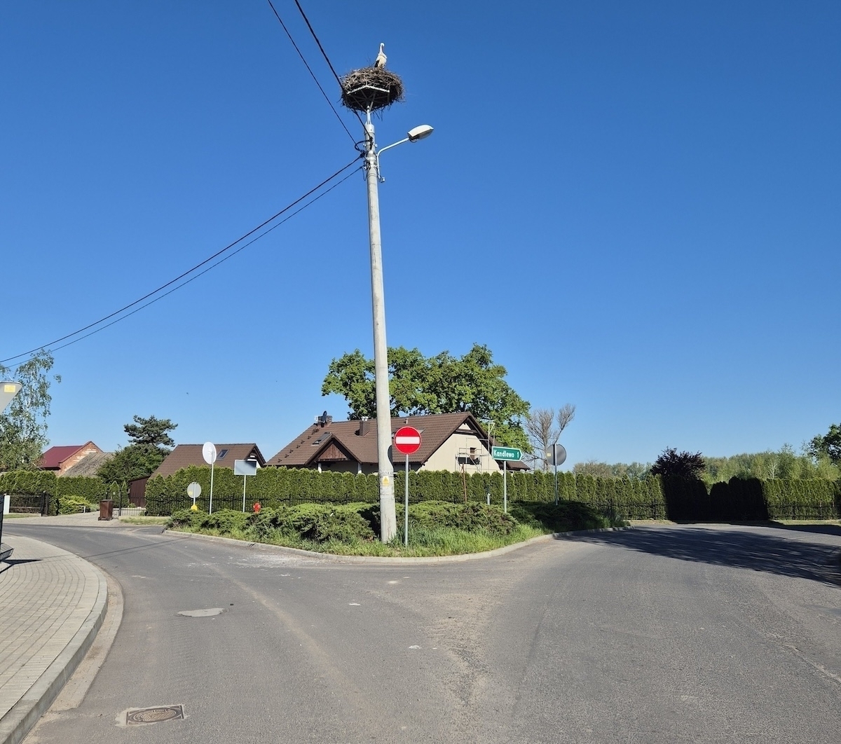 Bezpieczniej na drogach gminnych. Nowe elementy chronią pieszych i kierowców
