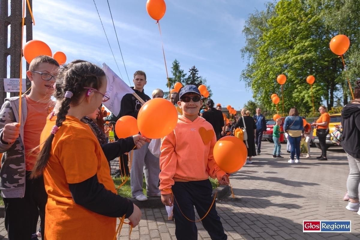 Pomarańczowy korowód przeszedł ulicami Wschowy. Siła tkwi w różnorodności ZDJĘCIA