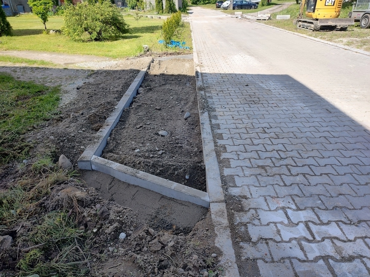 Kostka brukowa zastąpi kruszywo. Trwa przebudowa zjazdów w Małych Drzewcach