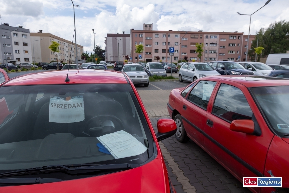 Radni mówią dość handlarzom aut na Wolsztyńskiej. Mandaty będą bolały