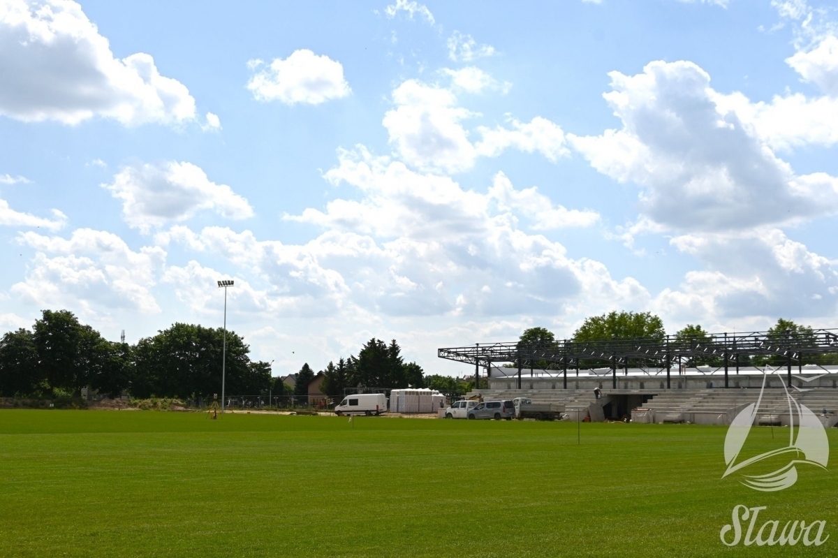 Nowy stadion w Sławie nabiera kształtów. Oświetlenie przeszło pierwszy test